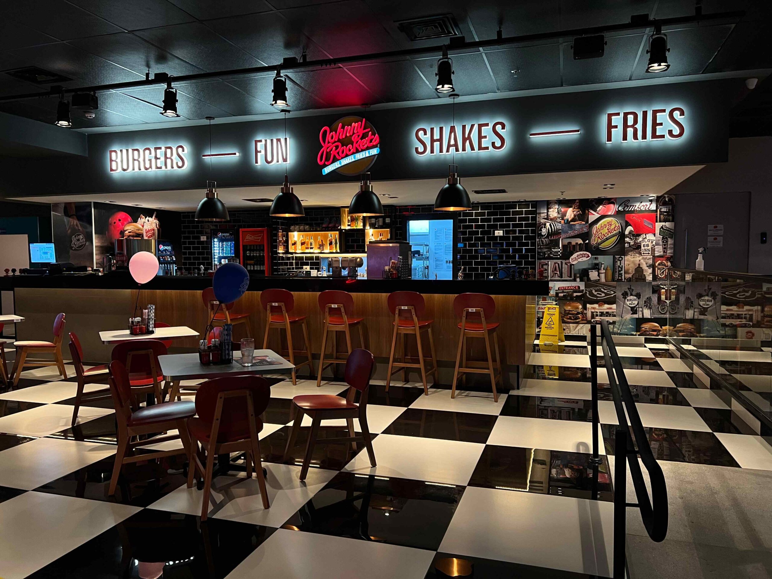 Rede de hamburguerias Johnny Rockets inaugura unidade no boliche do Shopping Center Norte