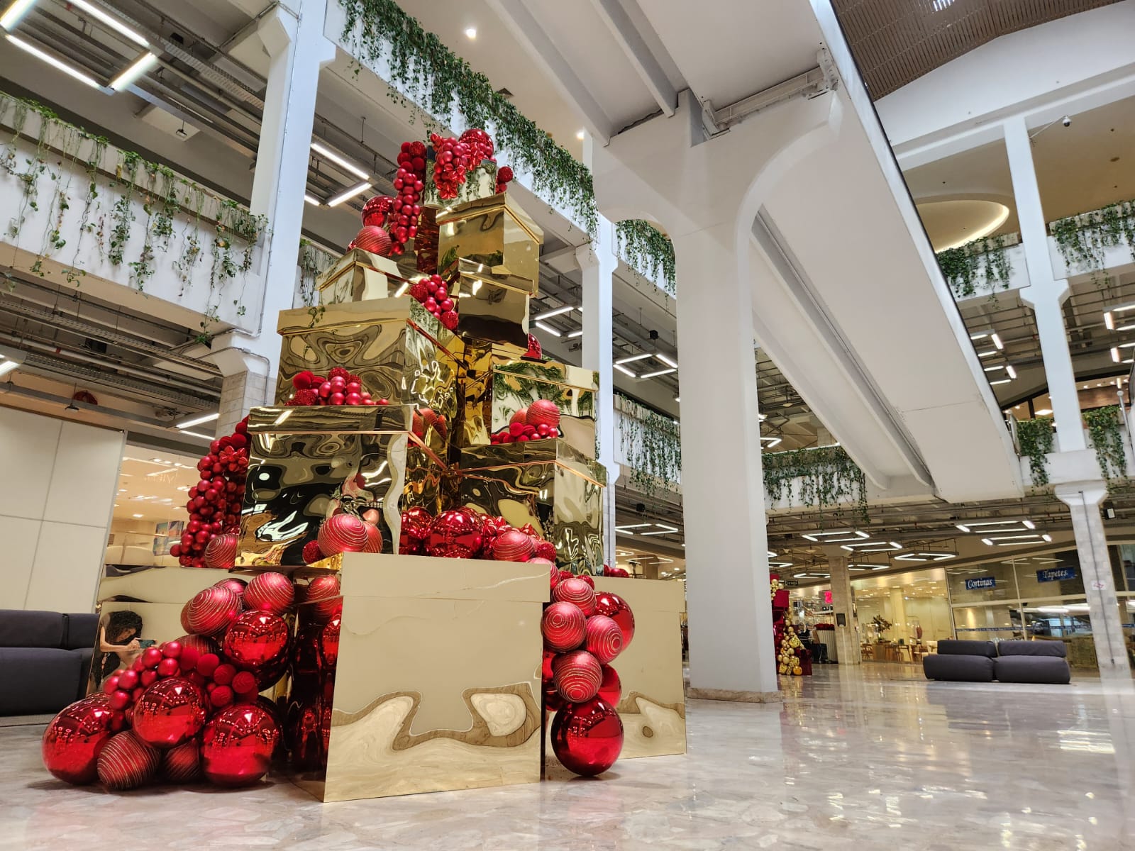 Clássica e atemporal: com uma paleta vermelha e dourada, Lar Center inaugura decoração de Natal
