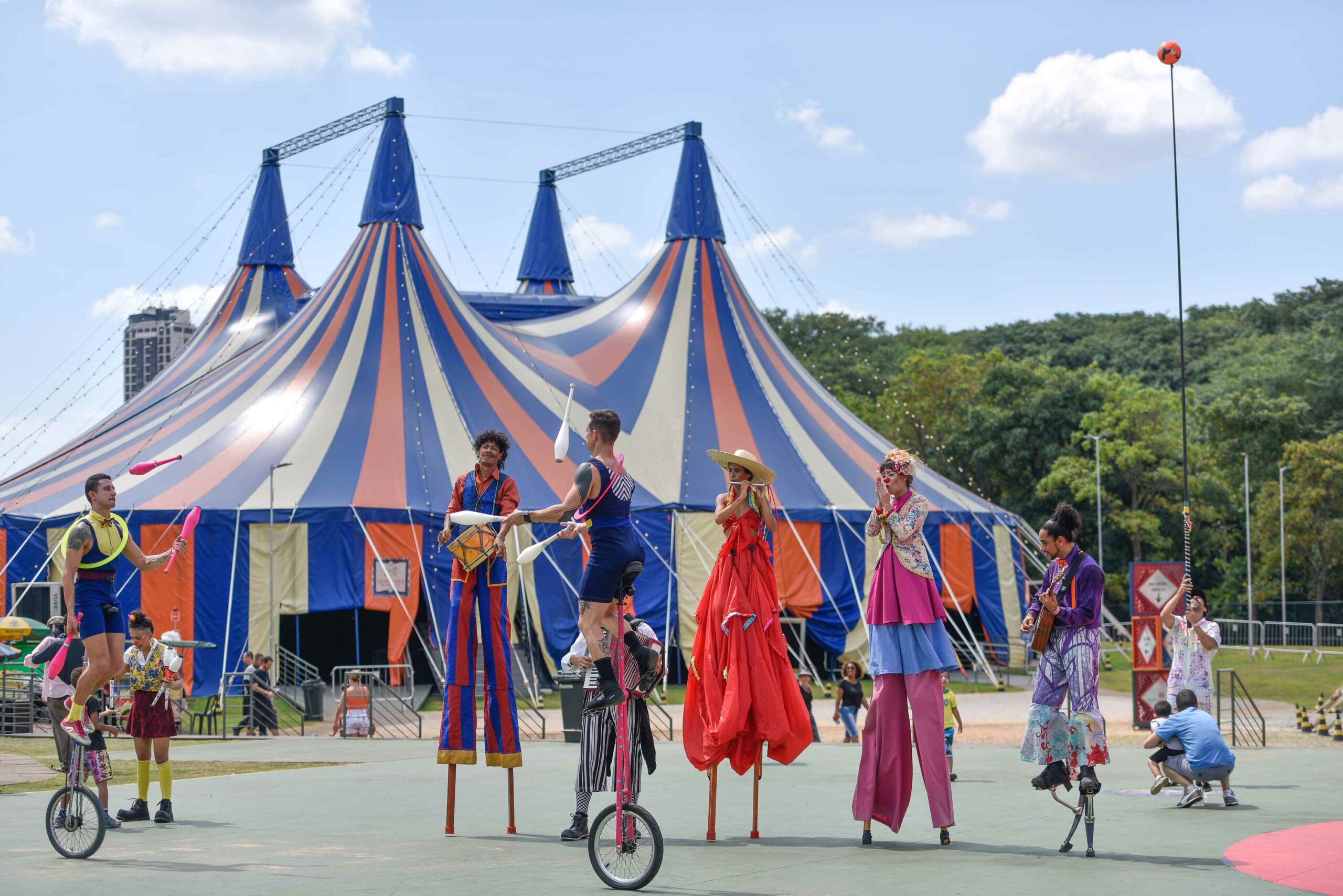 O Mundo do Circo SP oferece espetáculo com a temática da diversidade e faz cerimônia de batismo de sua grande lona