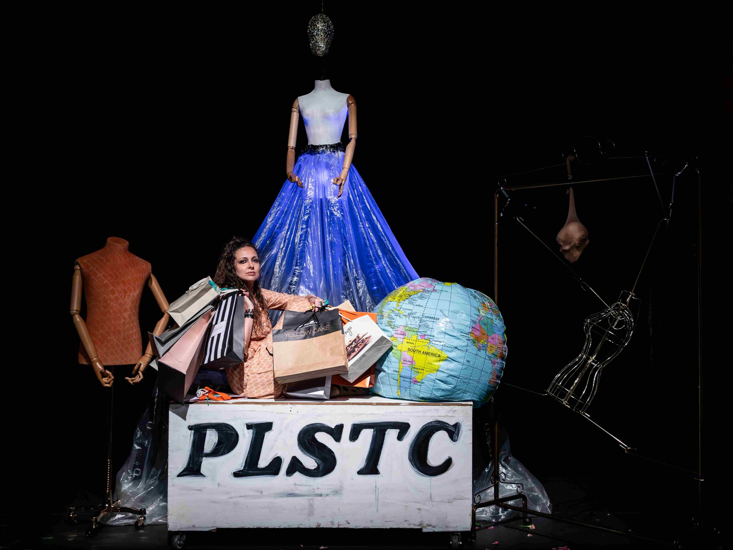 Com múltiplas linguagens, espetáculo gratuito “PLSTC” estreia no Teatro Alfredo Mesquita