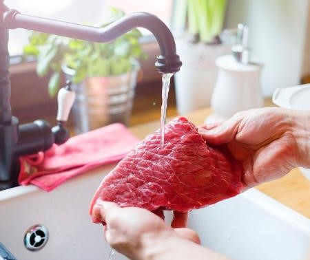 Higienização de alimentos: Lavar carnes na pia pode causar intoxicação alimentar