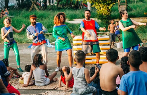 Grupo Rosas Periféricas apresenta o espetáculo gratuito “Ladeira das Crianças” no Sesc Santana