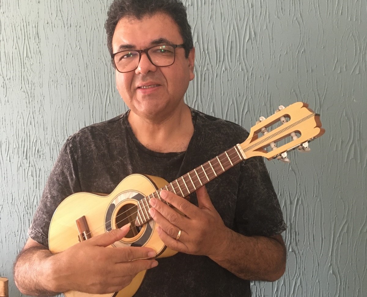 Max Leon toca Bach e Mozart com cavaquinho no Sesc Casa Verde