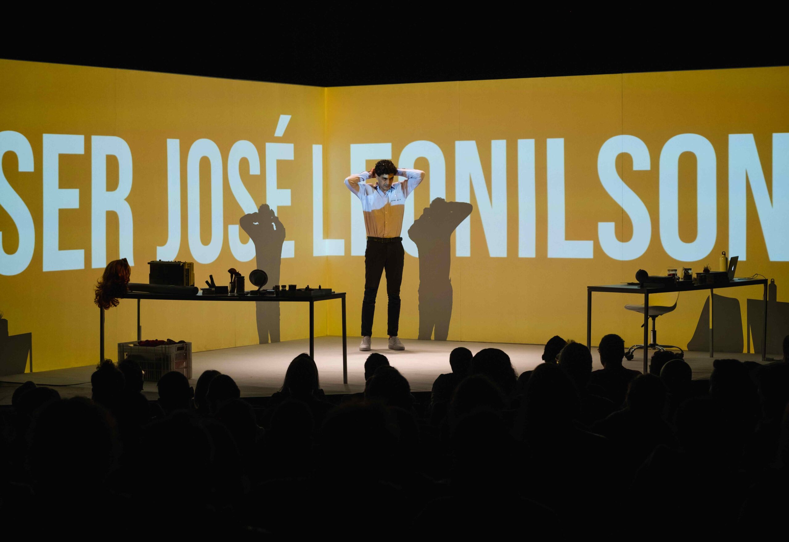 Gratuito: Laerte Késsimos comemora 20 anos de carreira com o solo “Ser José Leonilson”, no Teatro Alfredo Mesquita