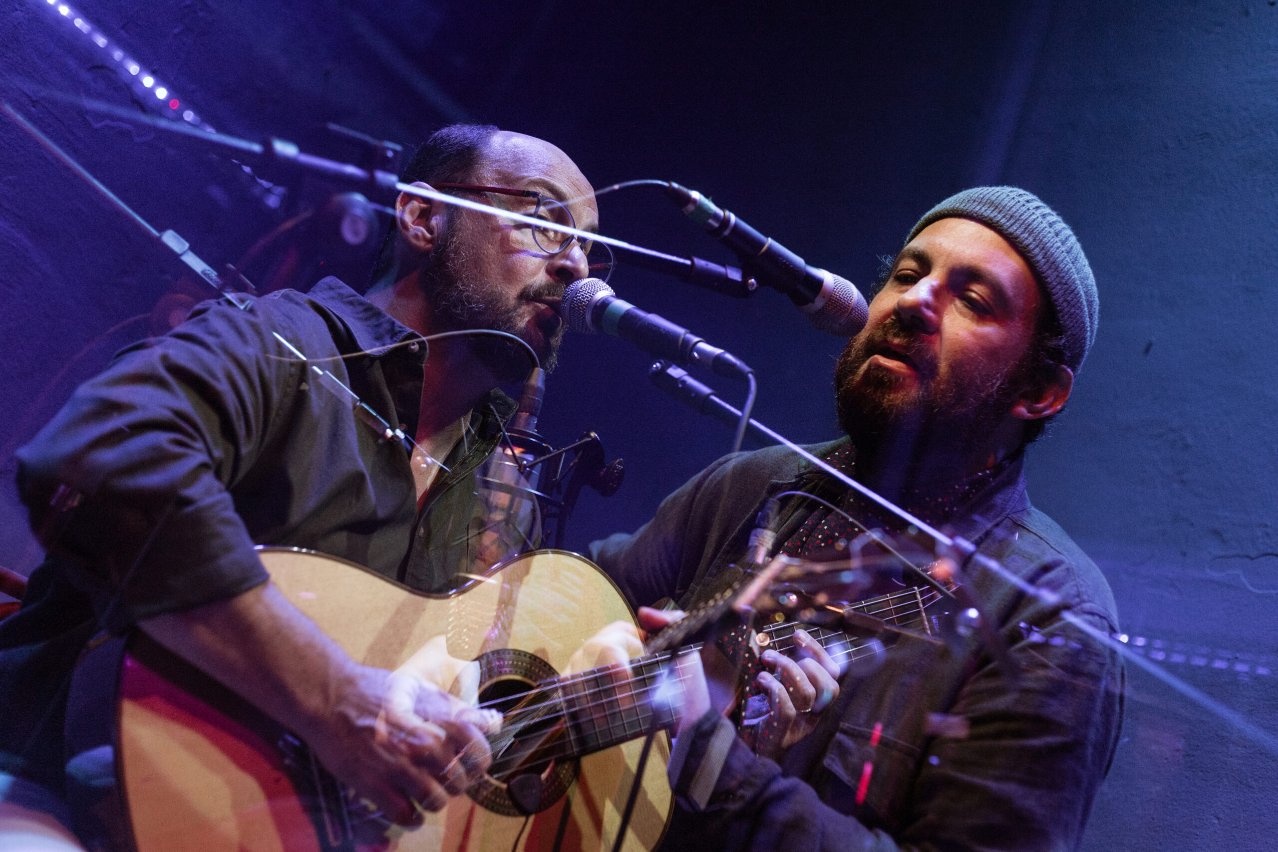 Sesc Casa Verde traz show gratuito que marca parceria de 20 anos de Douglas Germano e Kiko Dinucci