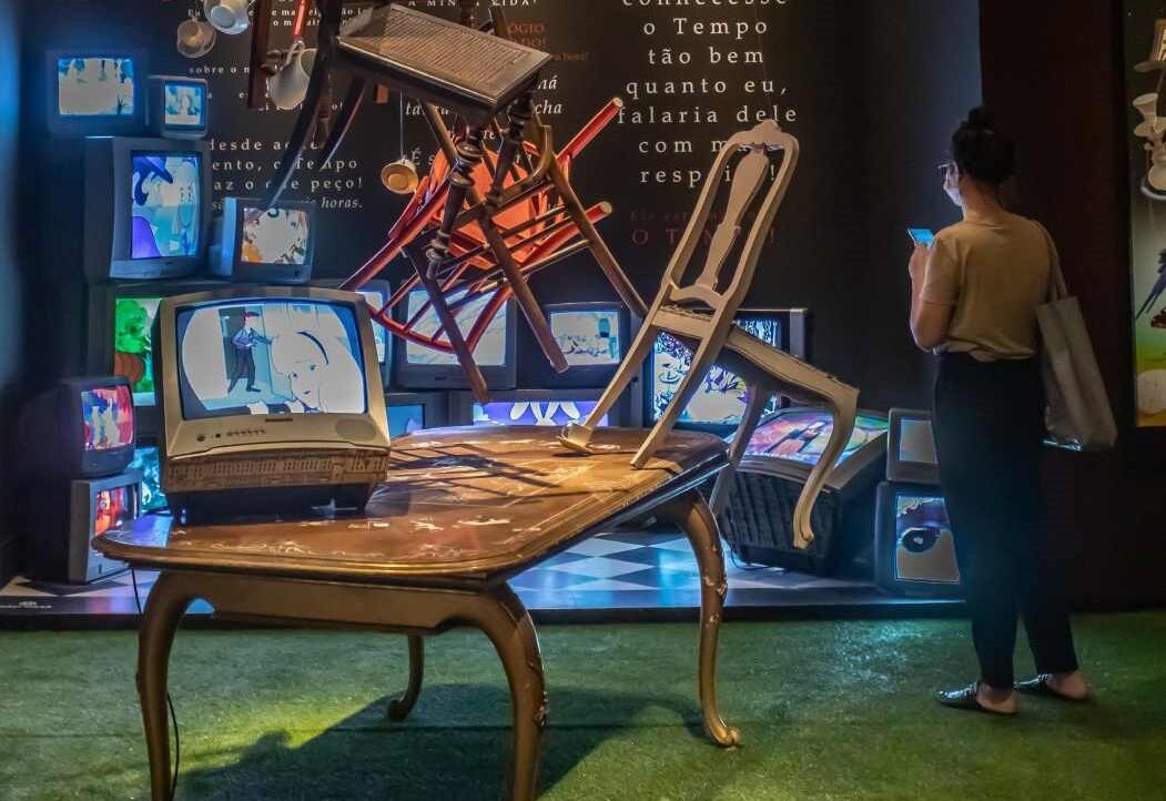 Inauguração da exposição artística que explora a magia de As Aventuras de Alice no País das Maravilhas acontece no Shopping Metrô Tucuruvi