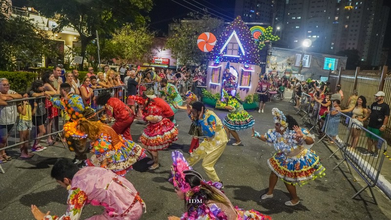 Vila de Natal transforma a Freguesia do Ó com desfile inspirado na Disney