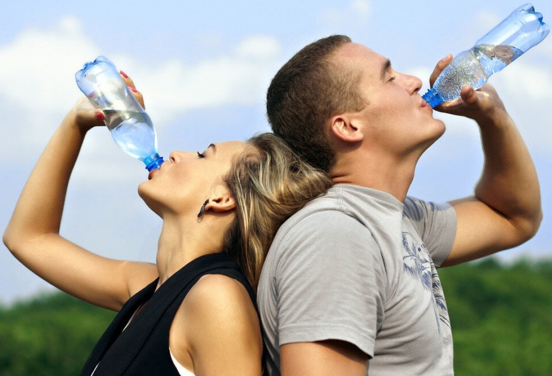 Quanto de água você deve beber por dia? Dicas práticas para criar o hábito e melhorar sua saúde