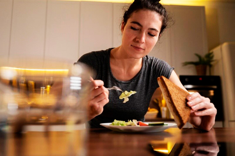 Pesquisa revela origem da vontade de comer mesmo saciado