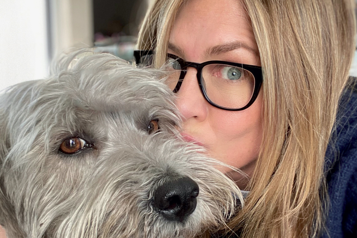 Jennifer Aniston lança livro infantil inspirado em seu cachorrinho adotado