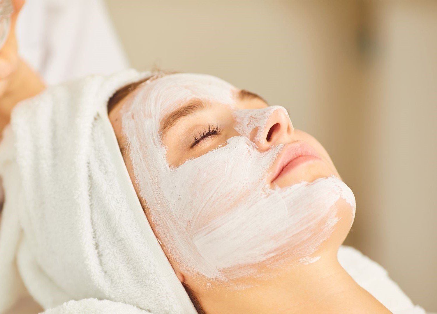 Argila branca – conheça os benefícios de um dos favoritos na rotina de skincare
