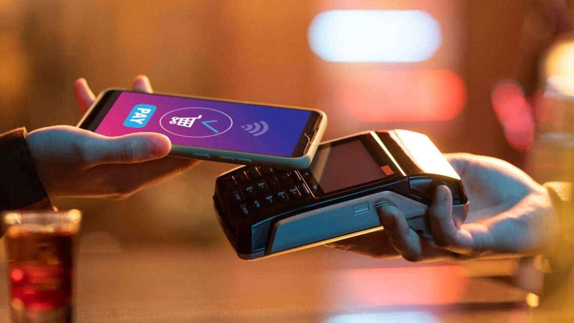 Pix por aproximação: 5 motivos pelos quais ele deve transformar a experiência de compra no varejo