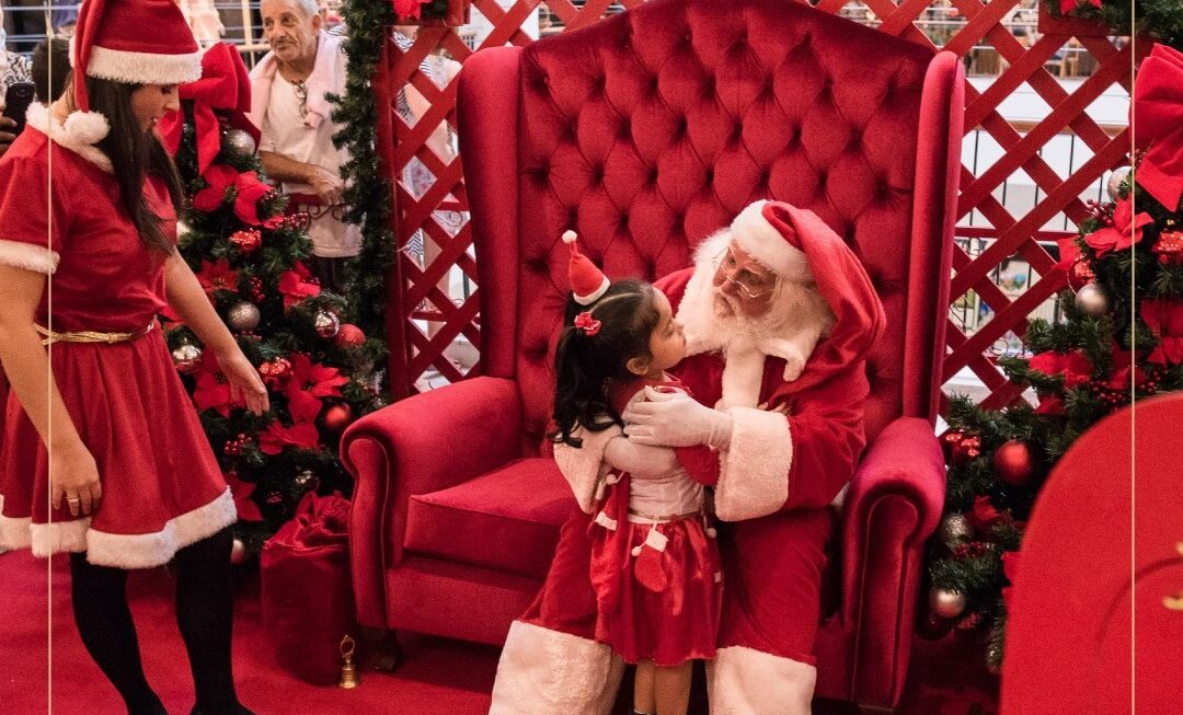 Papai Noel chega ao Shopping Metrô Tucuruvi com chuva de balões, coral e diversão do Natal LEGO®