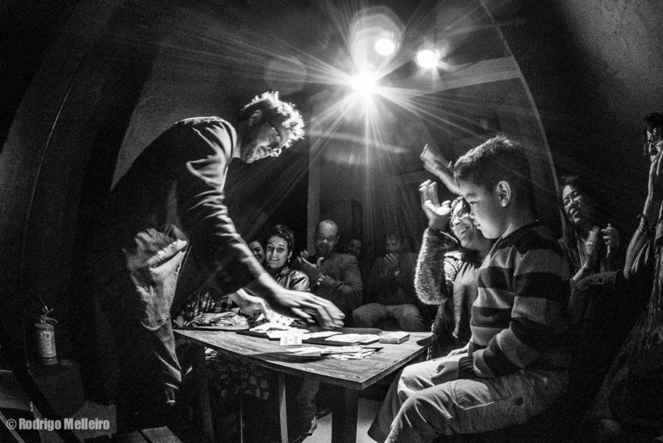 Espetáculo de ilusionismo no Sesc Santana: William Seven apresenta “Encantos e Venturas”