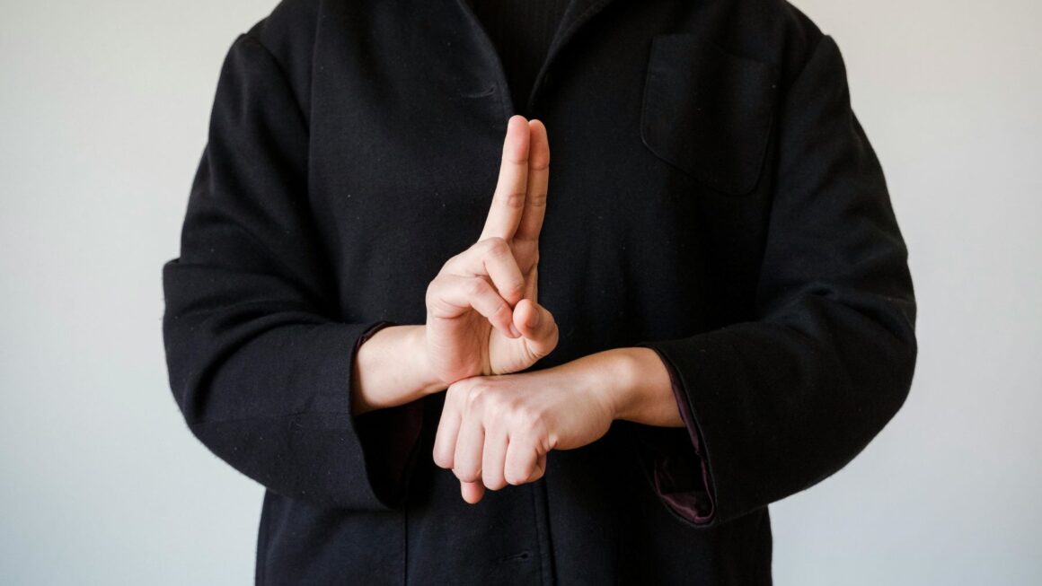 Plataforma oferece curso online e gratuito de Libras com foco em inclusão social