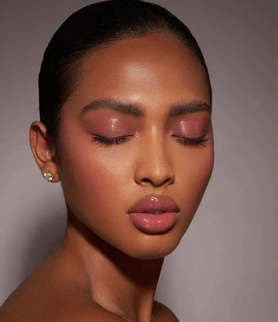 Maquiagem monocromática vira tendência no SAG Awards 2026 e aposta em beleza prática e elegante