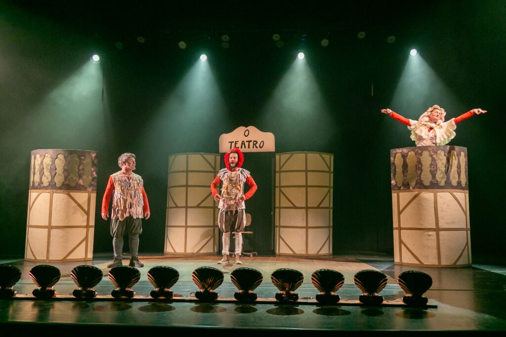 Atores da Cia Vagalum Tum Tum em cena com figurinos de palhaços