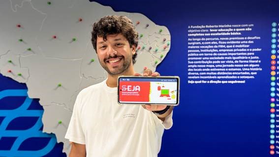 Estudantes participando de curso online gratuito para Encceja na Zona Norte de SP