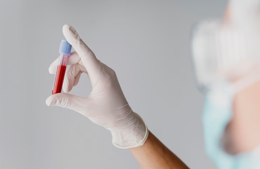 Coleta de exame de sangue em laboratório com paciente sendo atendido