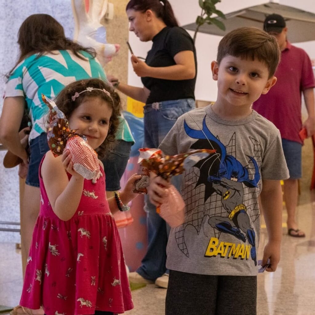Crianças participando de caça aos ovos no Shopping TriMais Places na Zona Norte de São Paulo