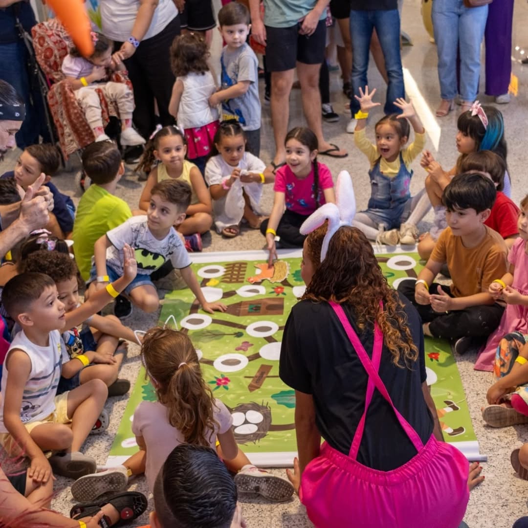 Crianças participando de caça aos ovos no Shopping TriMais Places na Zona Norte de São Paulo