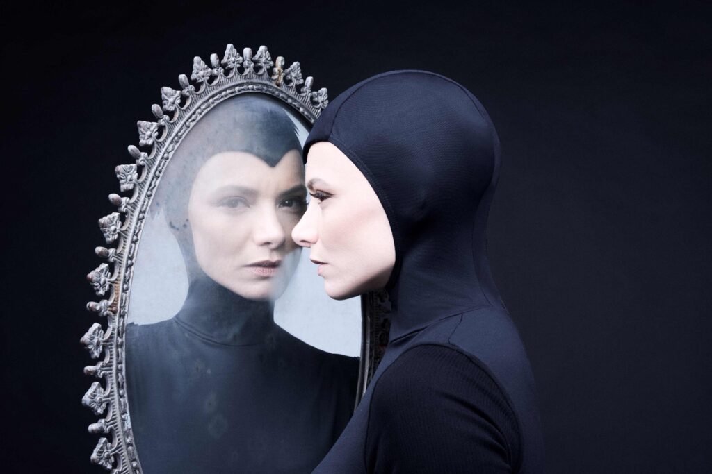 Carolina Manica em cena no espetáculo Na Sala dos Espelhos no Sesc Santana em São Paulo