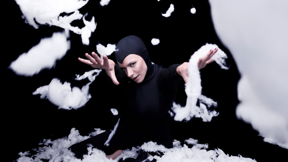 Carolina Manica apresenta solo Na Sala dos Espelhos no Sesc Santana