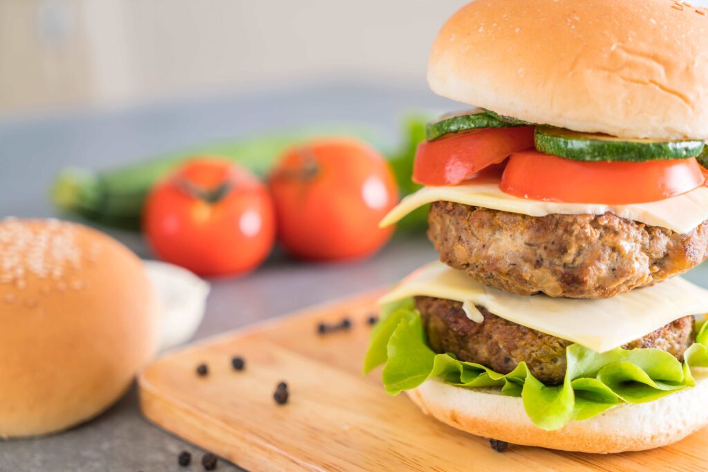 Hambúrguer engorda? Veja como consumir sem sair da dieta