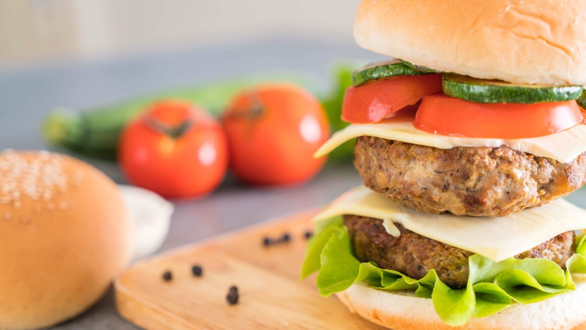 Hambúrguer equilibrado com ingredientes saudáveis em dieta de emagrecimento