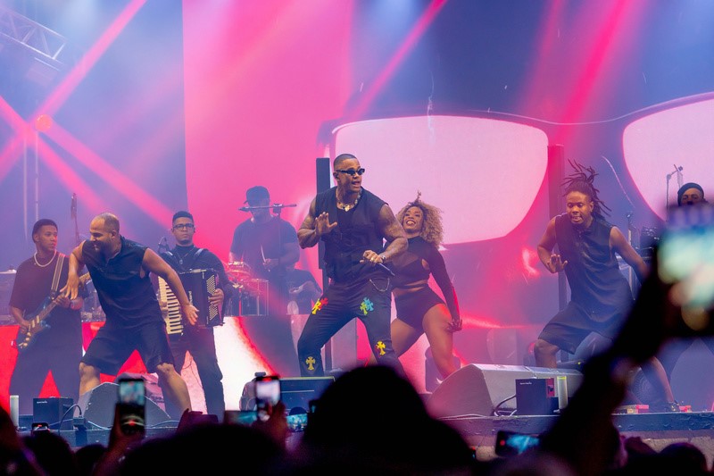 Léo Santana e Turma do Pagode fazem show no CTN na Zona Norte
