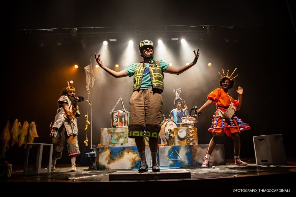 Espetáculo infantil A Máquina de Músicas Sem Fim no Teatro Alfredo Mesquita em Santana