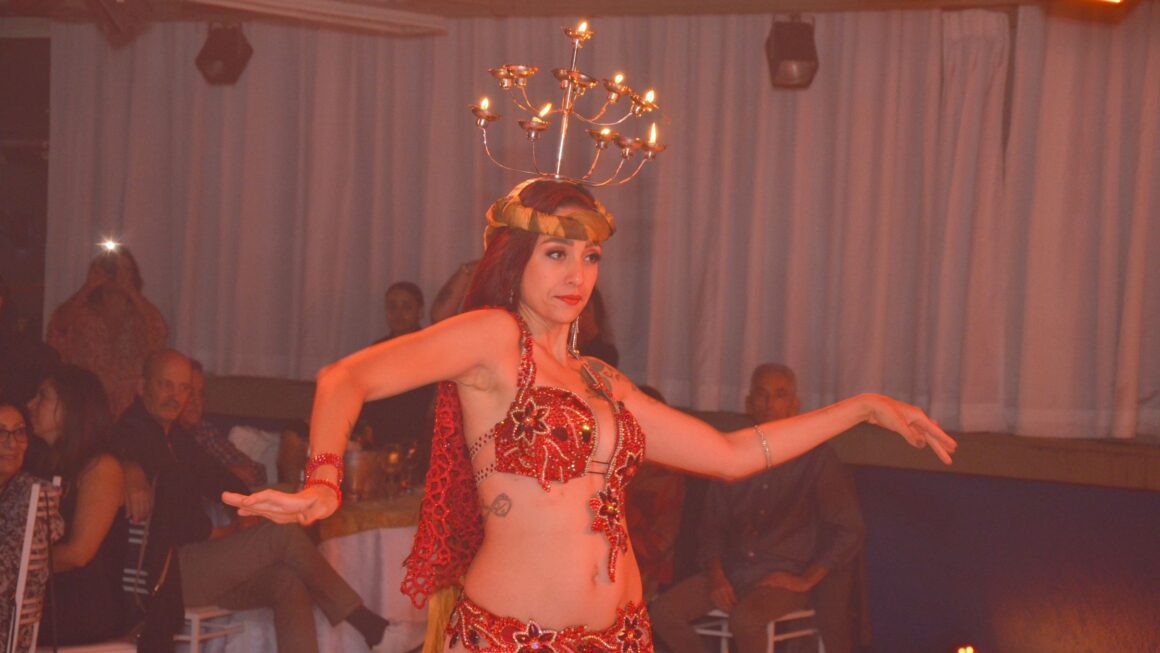 Noite Árabe no Clube Esperia em Santana com decoração temática e gastronomia árabe