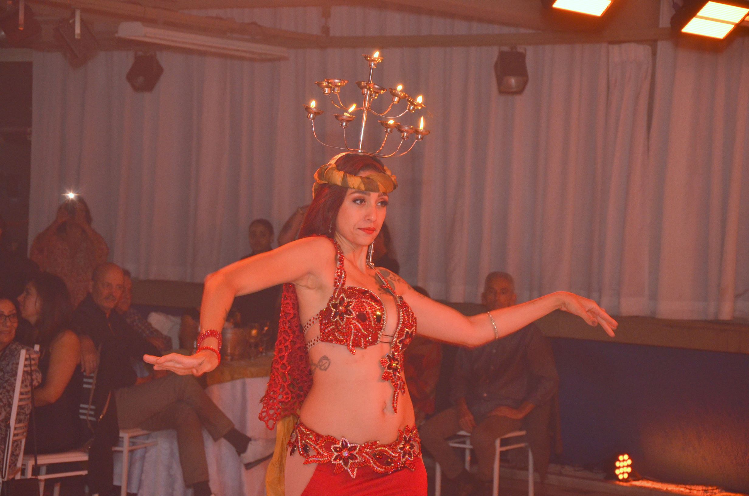 Noite Árabe no Clube Esperia em Santana com decoração temática e gastronomia árabe