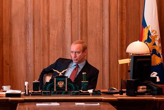 Jude Law e Paul Dano estrelam thriller político “O Mago do Kremlin”