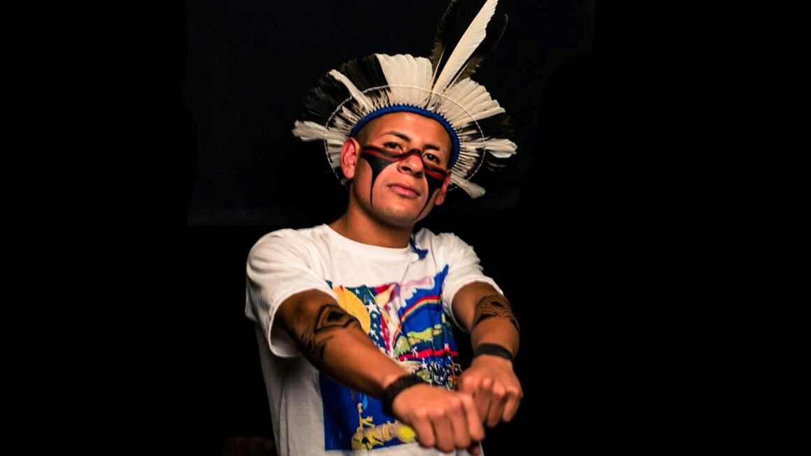 Grupo indígena Oz Guarani se apresentando com rap