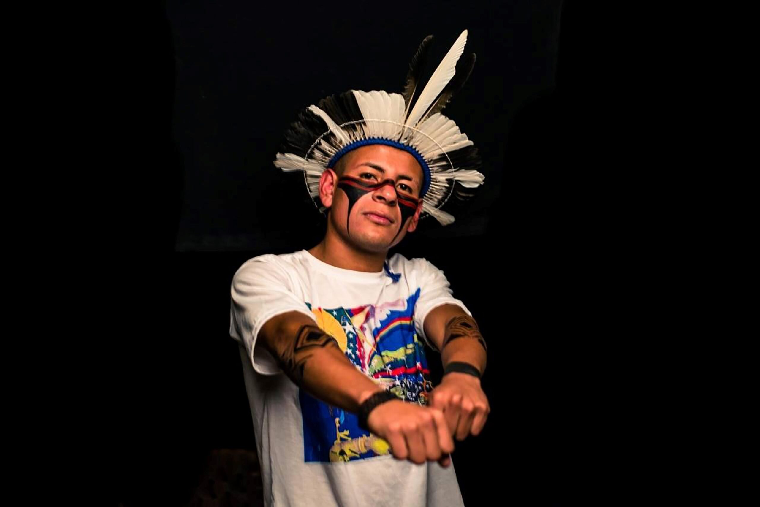 Grupo indígena Oz Guarani se apresentando com rap