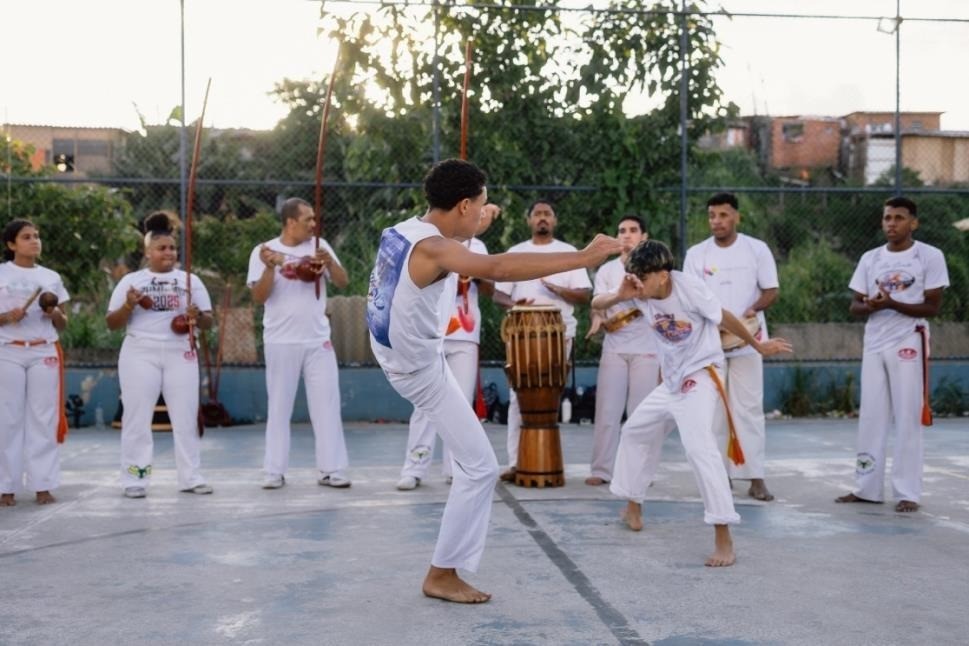 Projeto cultural leva capoeira gratuita à comunidade Zaki Narchi