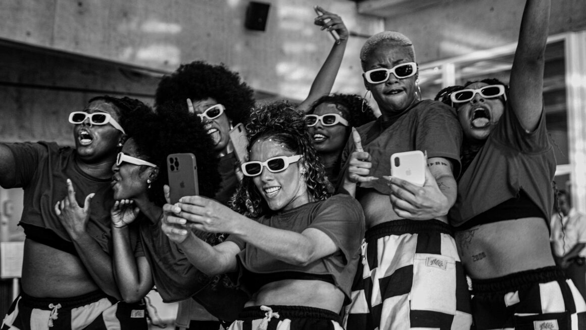 Grupo Diladim apresenta intervenção de dança Requebrando no Sesc Santana