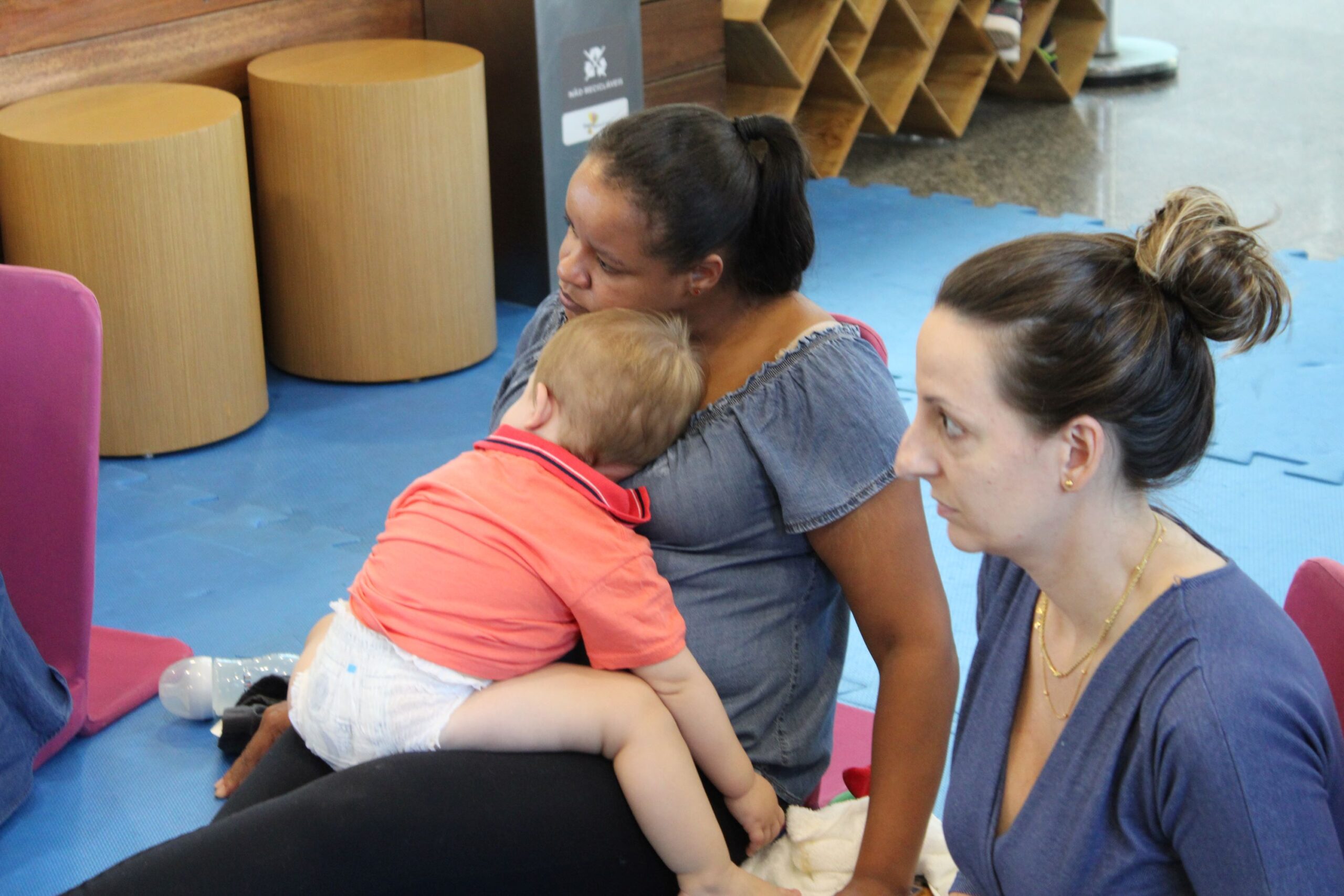 Atividade de Shantala para bebês no Sesc Santana na Zona Norte de São Paulo