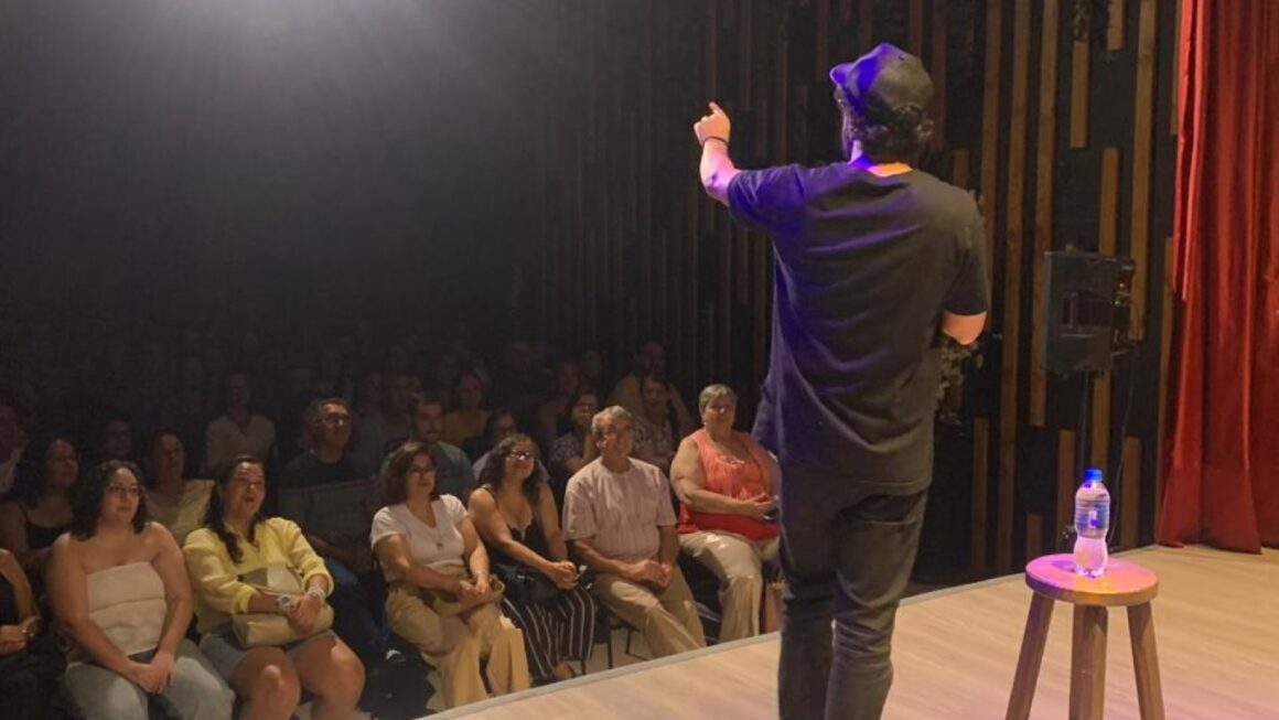TriMais Places no Tucuruvi recebe teatro, stand-up e exposição de rock em abril