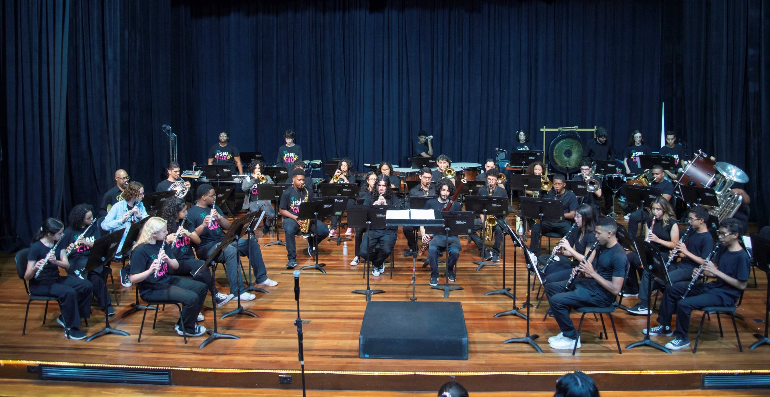 Banda Sinfônica Juvenil do GURI durante apresentação musical em São Paulo