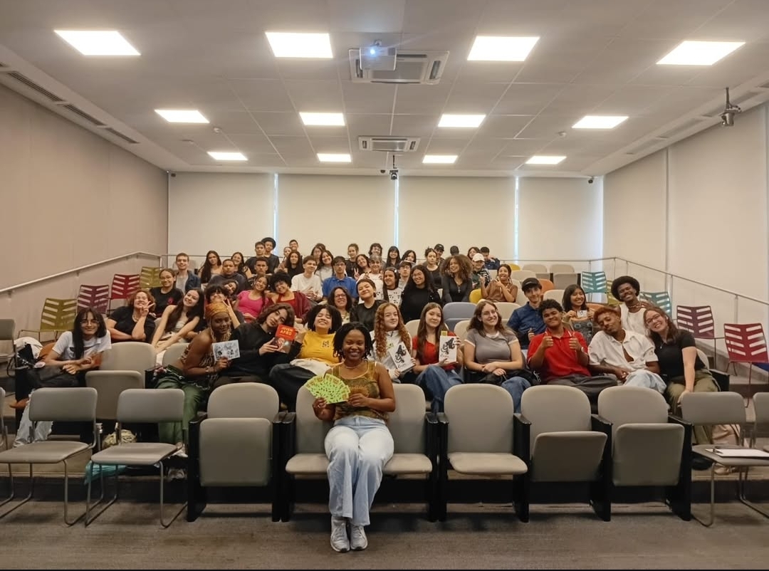 Participantes de clube de leitura do Clube Negrita em biblioteca de São Paulo