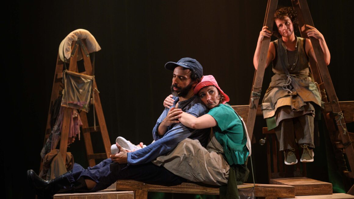 Espetáculo infantil Correnteza em apresentação no Teatro Alfredo Mesquita em Santana
