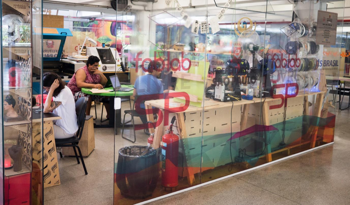 Jovens participam de formação gratuita em tecnologia no FAB LAB LIVRE SP em São Paulo