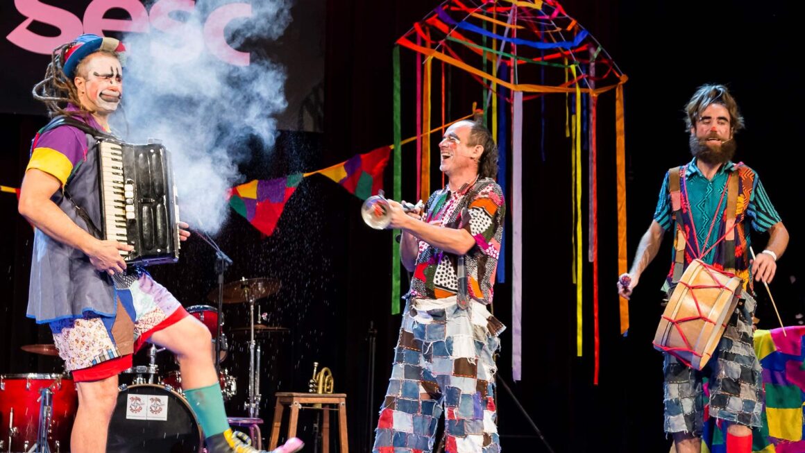 Artistas em espetáculo circense com elementos tecnológicos no Sesc Santana