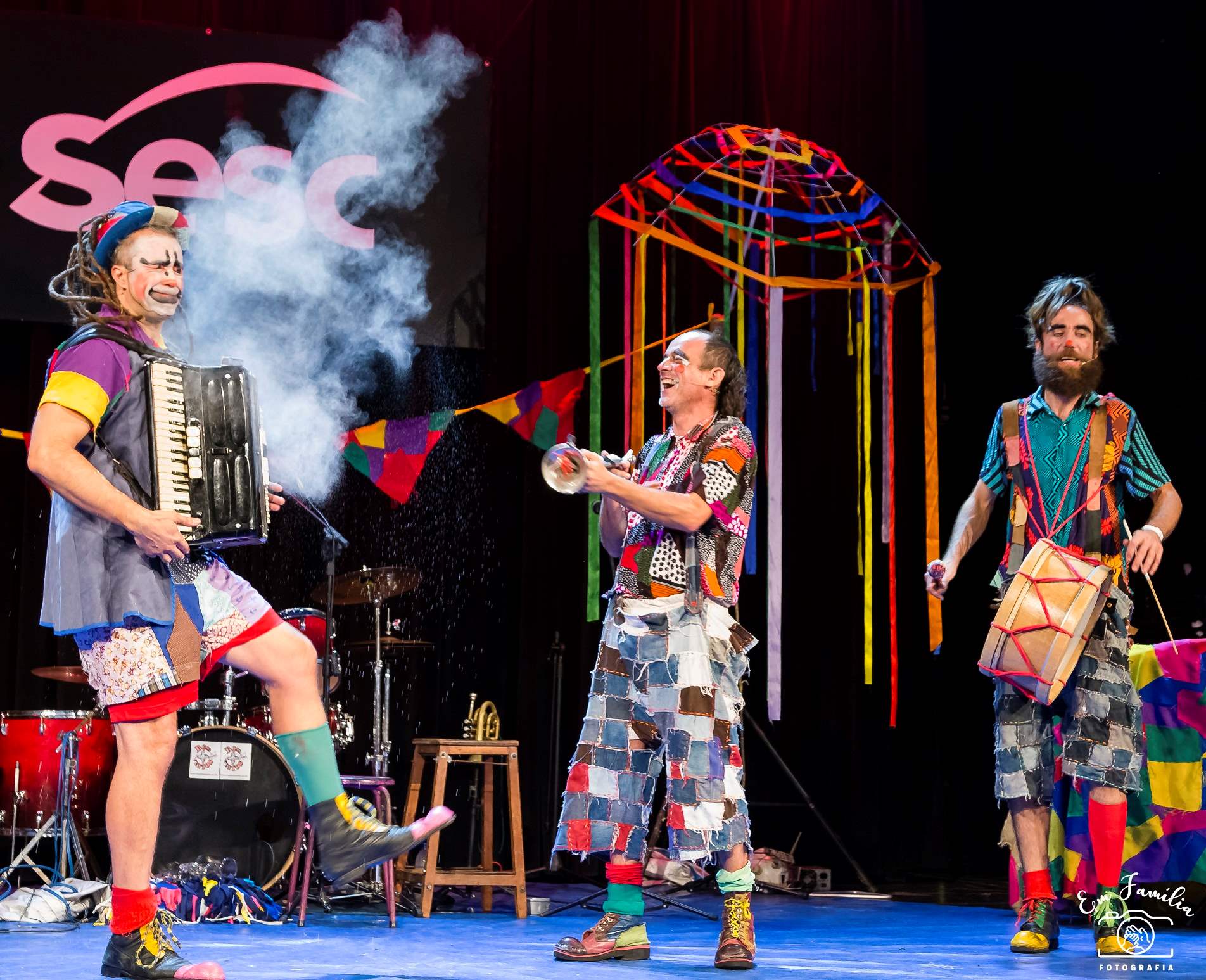 Artistas em espetáculo circense com elementos tecnológicos no Sesc Santana