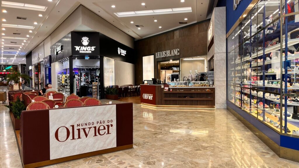 Chef Olivier Anquier inaugura unidade do Mundo Pão do Olivier no Shopping Center Norte em São Paulo