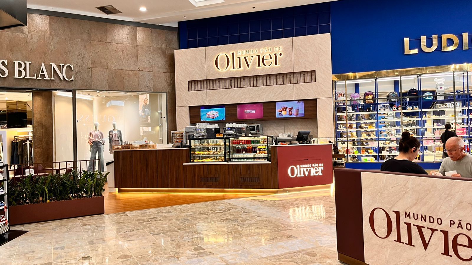 Chef Olivier Anquier inaugura unidade do Mundo Pão do Olivier no Shopping Center Norte