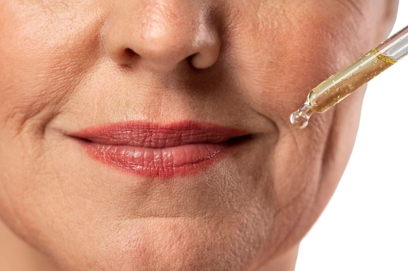Produto com retinol sendo aplicado durante rotina de skincare