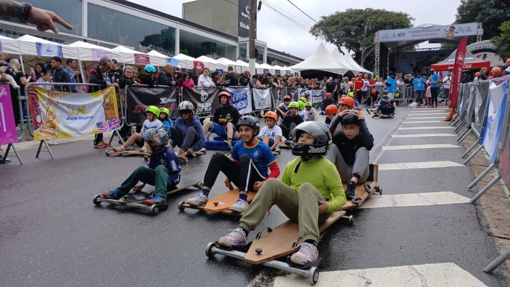 Evento Rolimã Fest na Avenida Luiz Dumont Villares com carrinhos e público na Zona Norte de SP